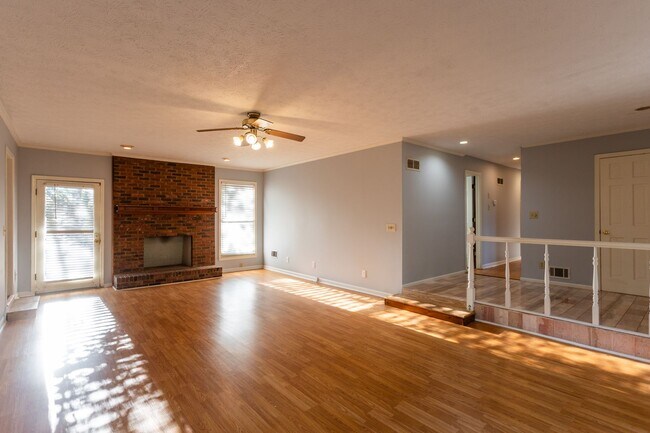 Building Photo - 3301 Sams Way SE