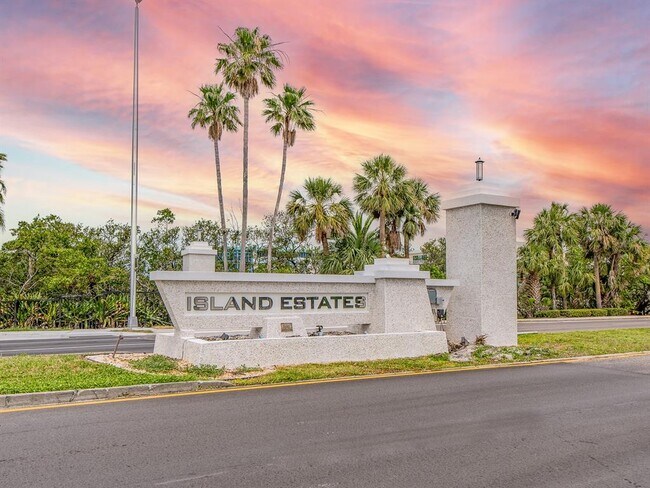 Building Photo - 690 Island Way