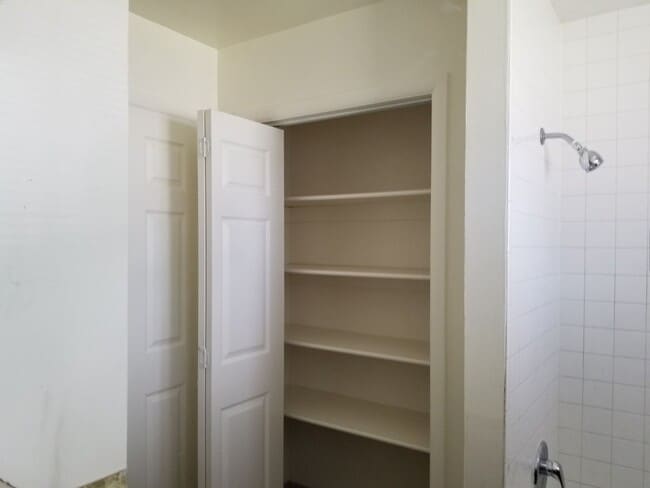 Building Photo - r332