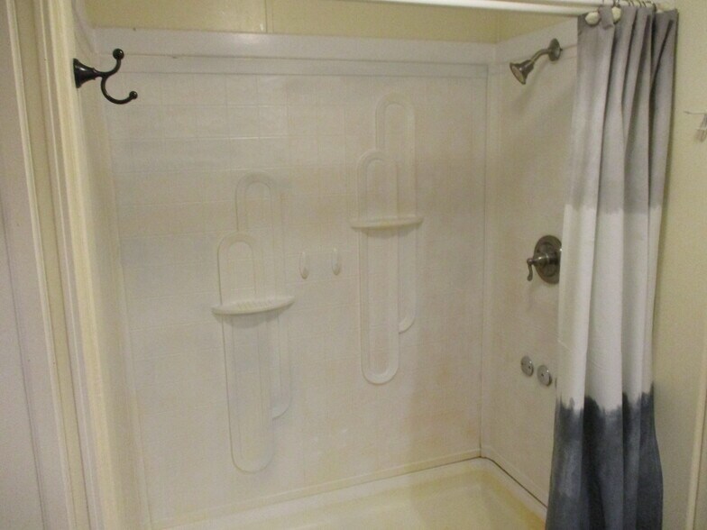 Building Photo - 38 Poplar Dr