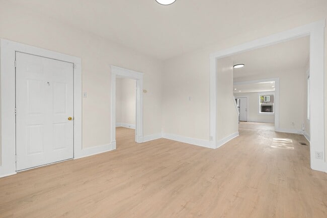 Building Photo - Newly Remodeled Home Available Now!