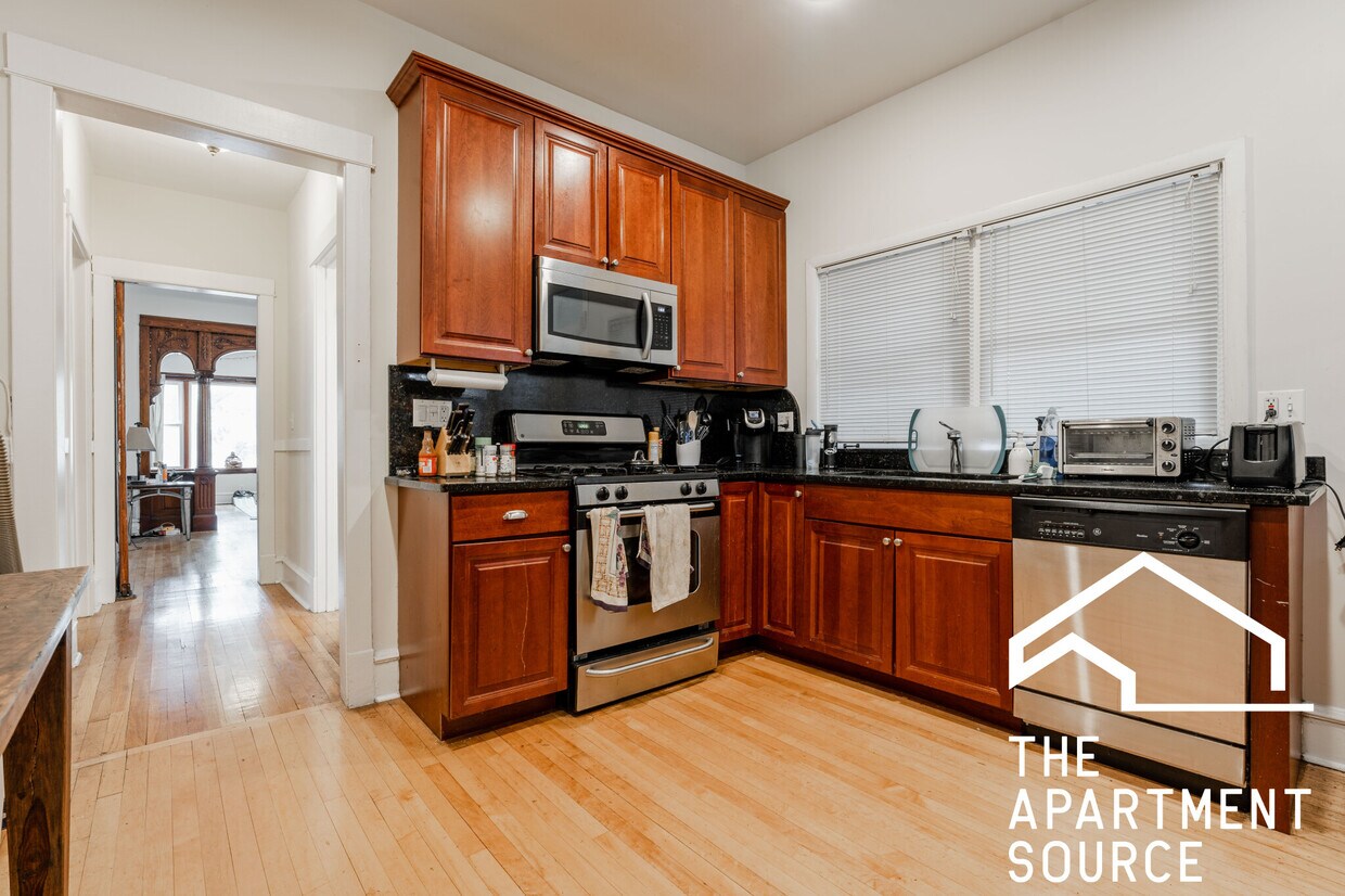 Primary Photo - 3010 N Greenview Ave