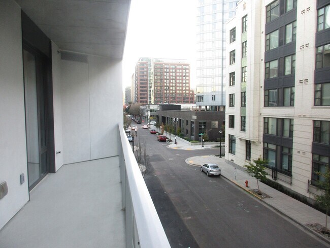 Building Photo - Vista Condominiums - 1 bedroom/1 bath Pearl District condo w/parking/storage/amenities/most utili...