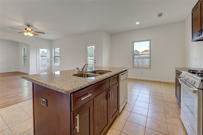 Building Photo - 12726 Plummersville St