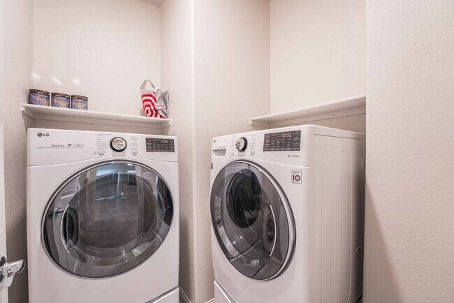 Building Photo - Stunning 5 Bedroom home in Henderson!