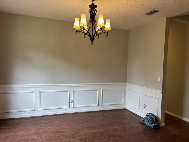 Building Photo - 1592 Parkwood Ct W