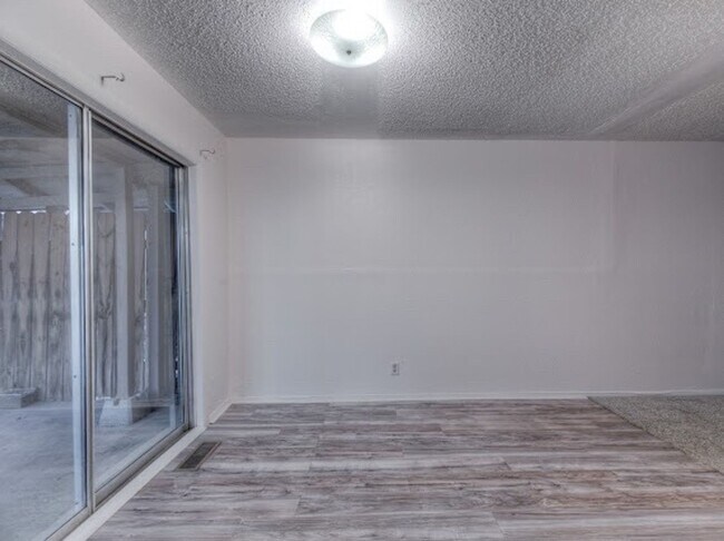 Building Photo - 2 Bedroom 1 Bath Duplex