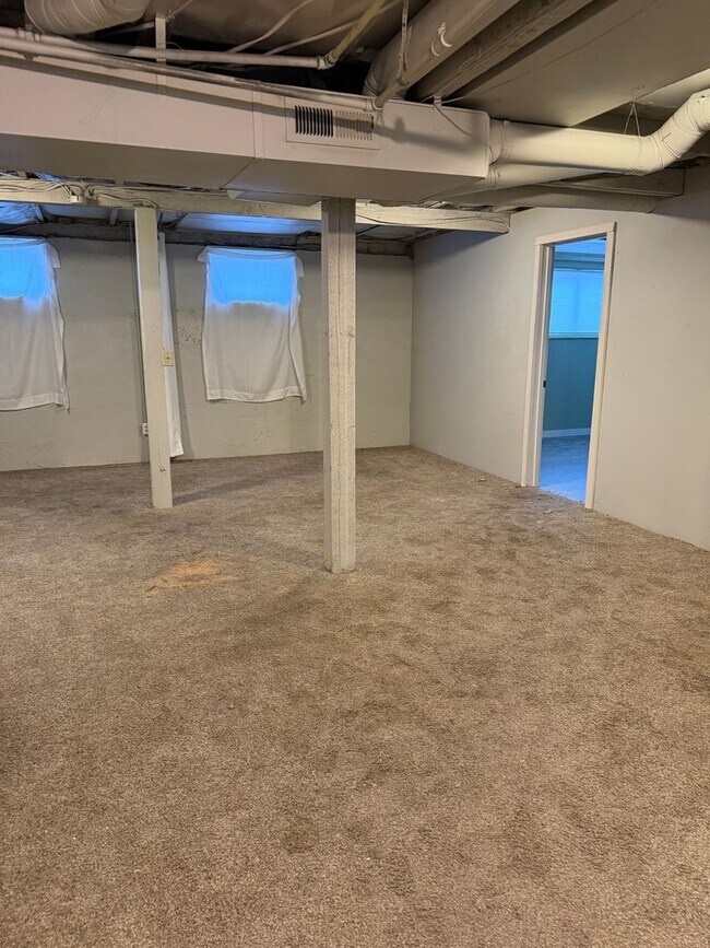 Building Photo - 5 bedroom house next to park