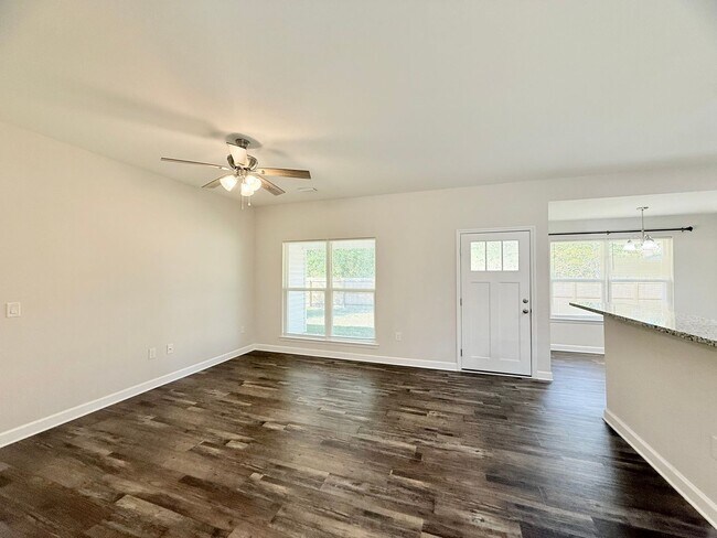 Building Photo - Beautiful 3-Bedroom Home - Open Split Floo...