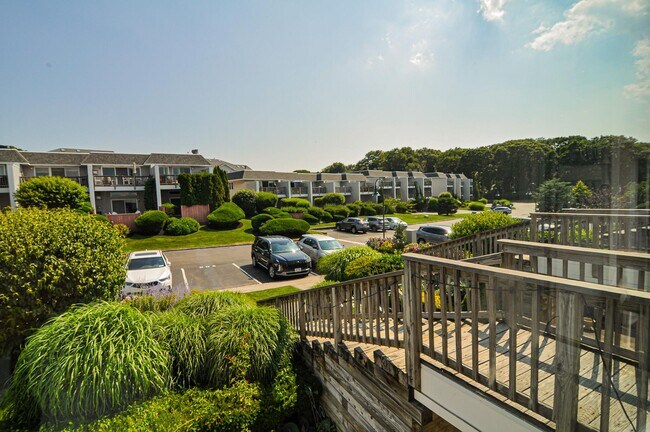 Building Photo - 806 Bluffs Dr N