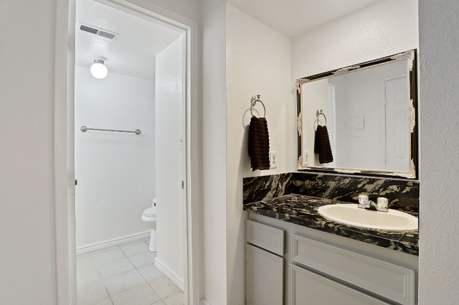Building Photo - 3701 Colonial Dr