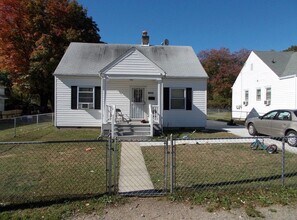 Building Photo - Quaint Homie Cottage Style Home Available Now!