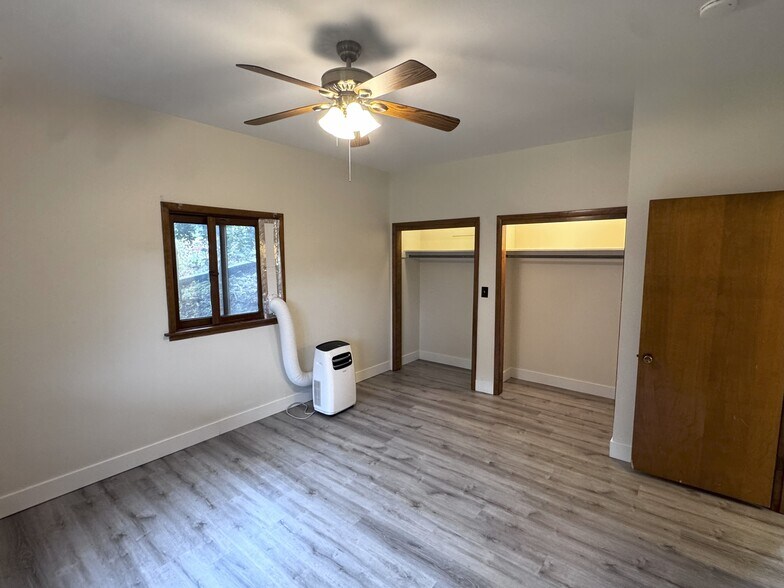 Building Photo - 3168 Dubuque St NE