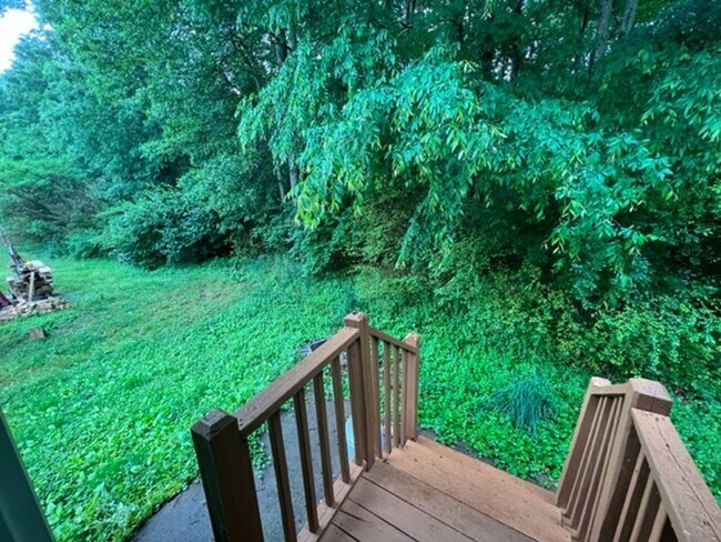 Building Photo - 4 Bedroom/4 Bathroom House!