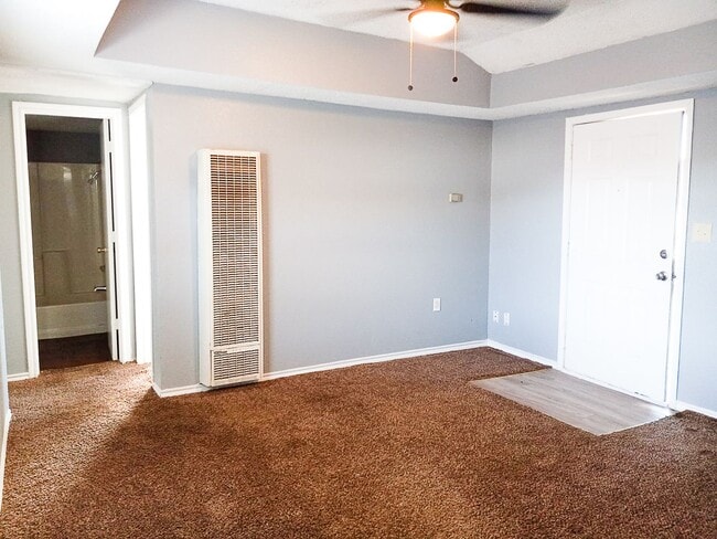 Building Photo - $0 First Month's Rent / $0 Deposit at Move-in
