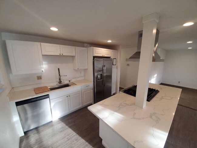 Building Photo - 3-bedroom home with remodeled kitchen and ...