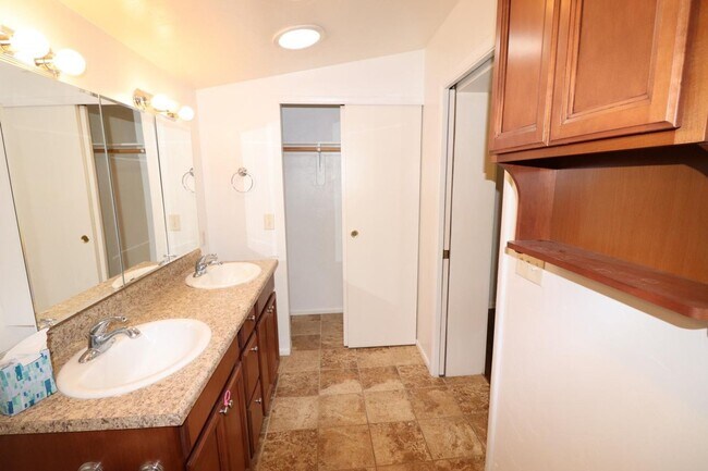 Building Photo - 3 Bedroom 2 Bathroom