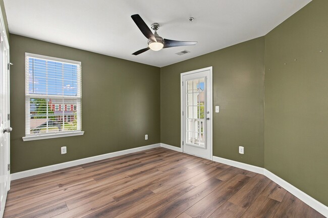 Building Photo - 2055 Hemlock Dr