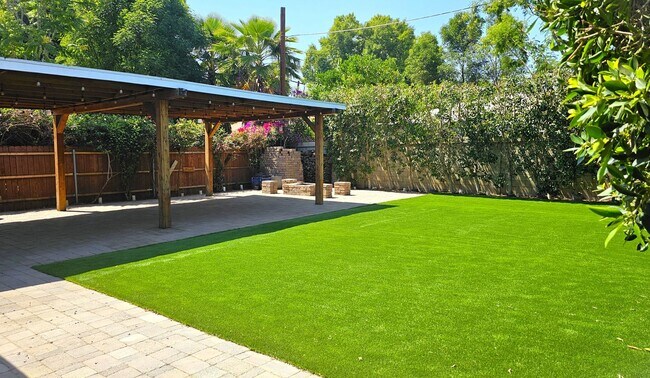 Building Photo - Gorgeous Remodeled 2 Bedrooms, 1 Bath Hous...