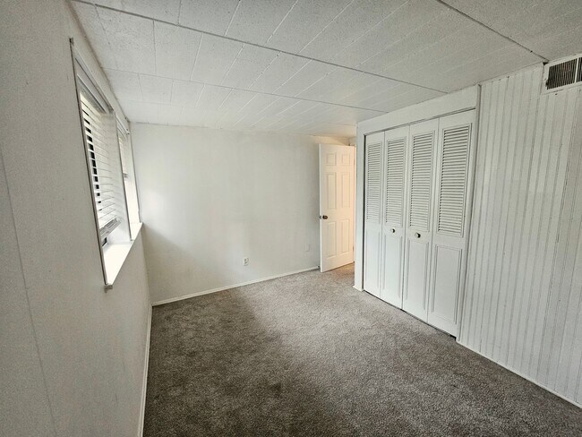 Building Photo - 323 Ridge Point Cir