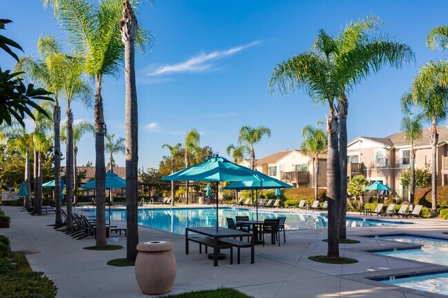 Building Photo - Beautiful Townhome in the heart of East Lake!