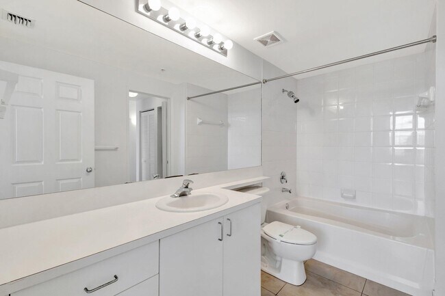 Building Photo - 720 S Sapodilla Ave