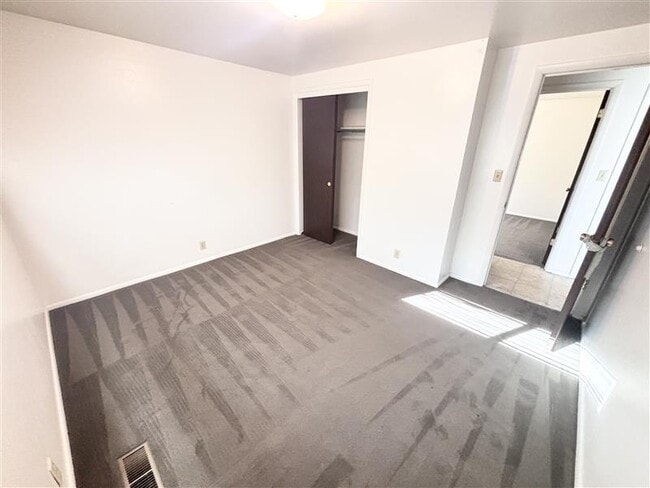 Building Photo - 258 N 400 W St