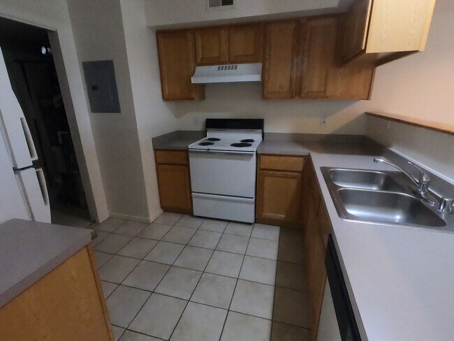 Building Photo - 2850 Aurora Ave