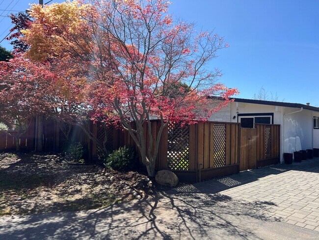 Building Photo - Charming 2BR/2BA Home Just Minutes from the Beach – Fully Landscaped, Spacious & Private