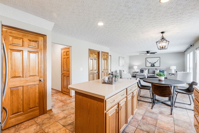 Building Photo - 7225 Bromfield Dr