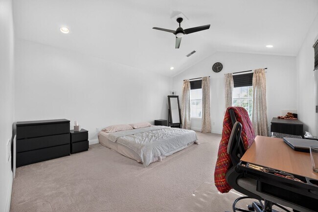 Building Photo - Spacious 3BR Condo in Westborough