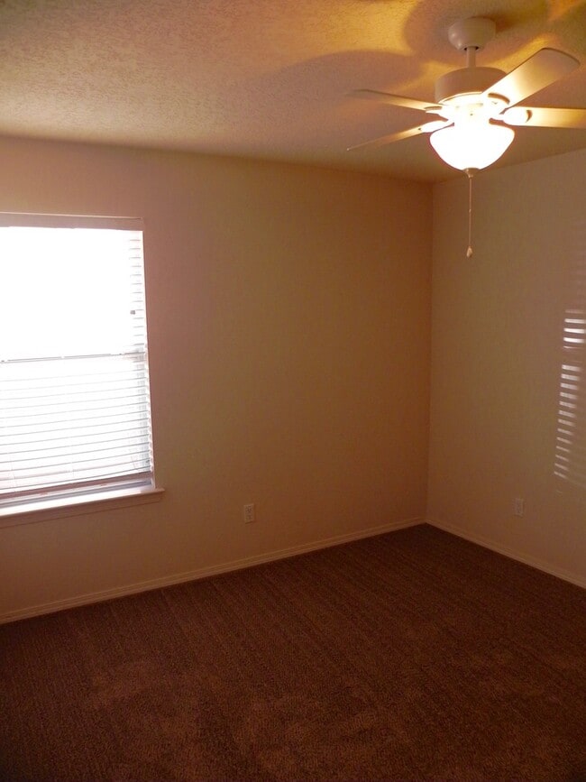 Building Photo - Great Single Story Home In Highly Desirabl...