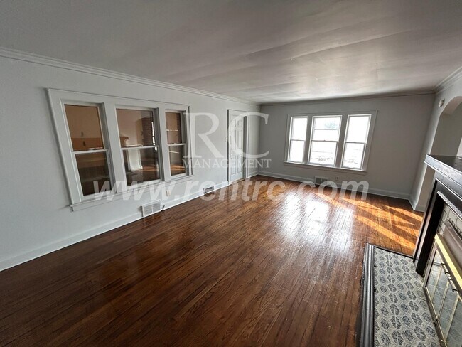 Building Photo - 1202 Walnut-