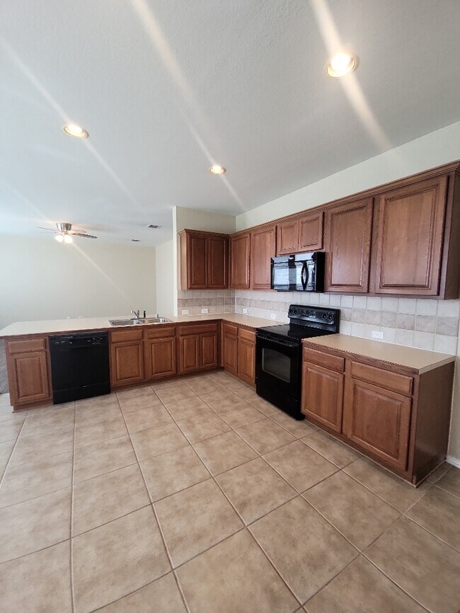 Building Photo - Huge Forney home 3/2/2