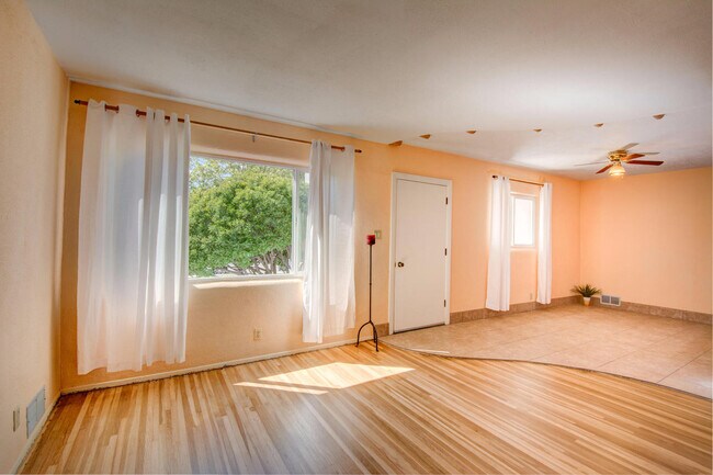 Building Photo - UPTOWN 3 Bedroom  2 bath  with Garage