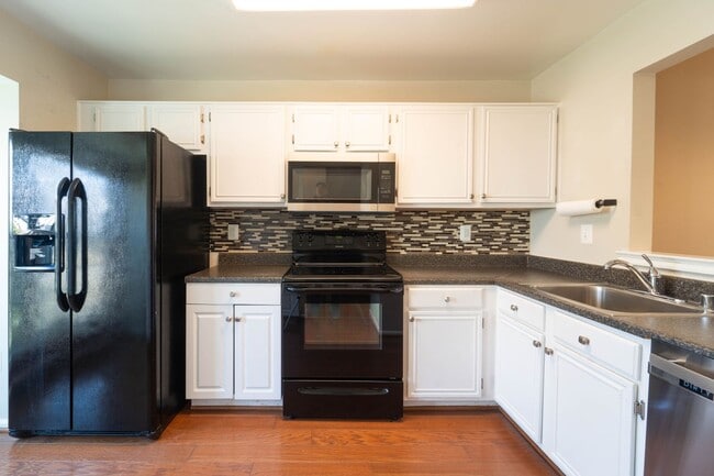 Building Photo - Great 3 BD 3.5 BA Townhome in a great location!