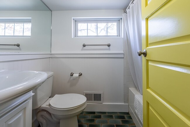 Building Photo - Rare historic East Nashville bungalow for rent; 4 Beds 3 Baths, 1,806 SqFt, fenced yard