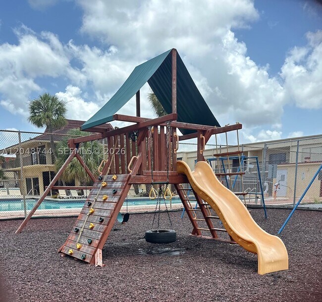 Building Photo - 6631 SW 41st Dr