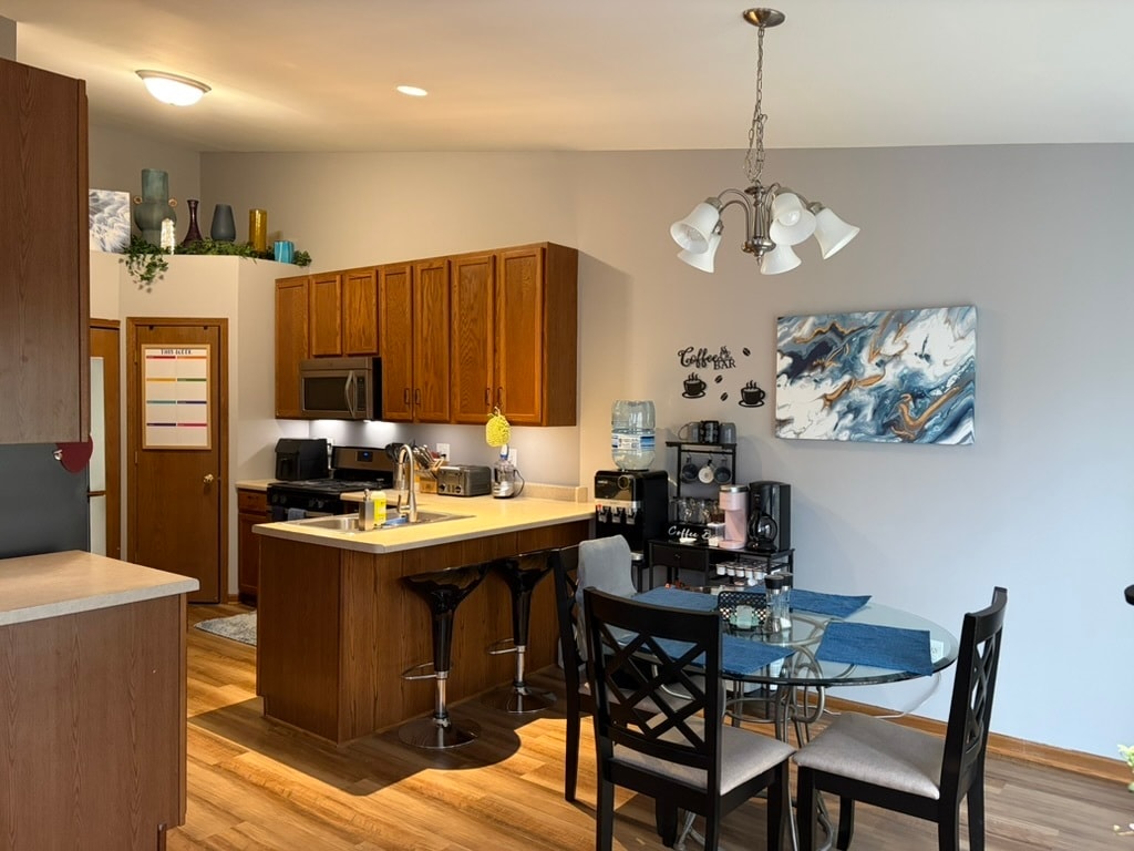 shared eat in kitchen with coffee bar - 701 Blackstone Ct