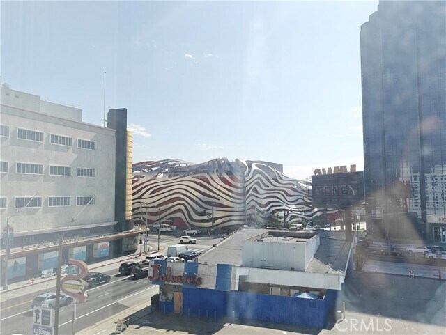 Building Photo - 637 S Fairfax Ave