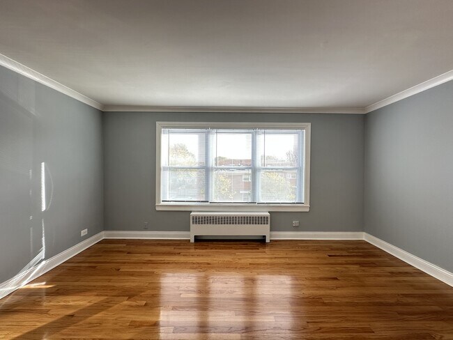 Building Photo - 2750 W North Shore Ave