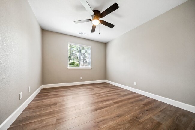 Building Photo - 3/2 Fully Updated with Fenced Yard/Dog Friendly/ Close to Everything central Redding