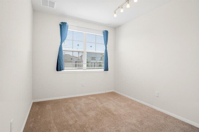 Building Photo - 909 Vogel Dr