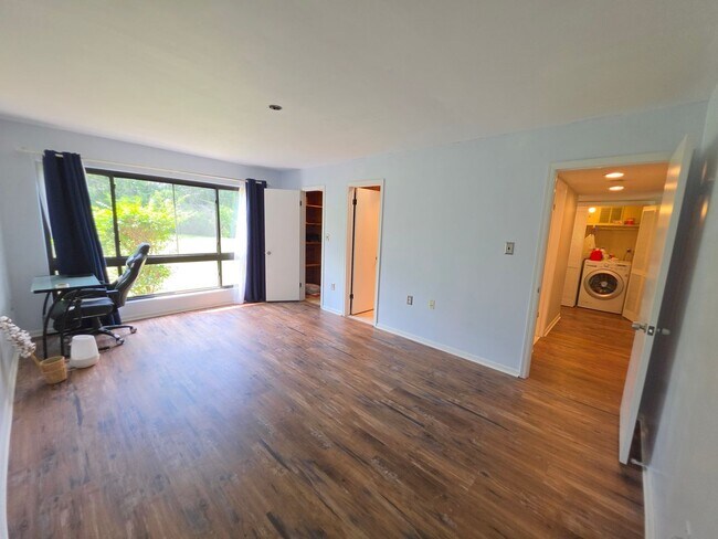 Building Photo - 384 Willowbrook Dr