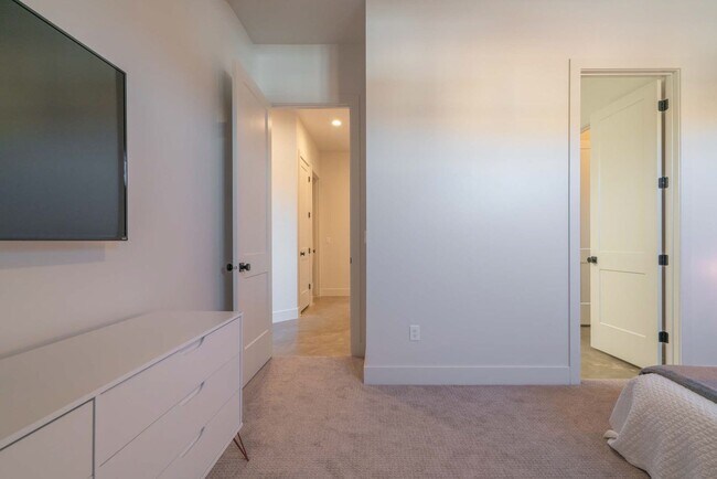 Building Photo - Adventure House!