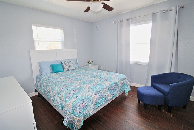 Building Photo - 3 Bed, 2 Bath Furnished Home With Screened...