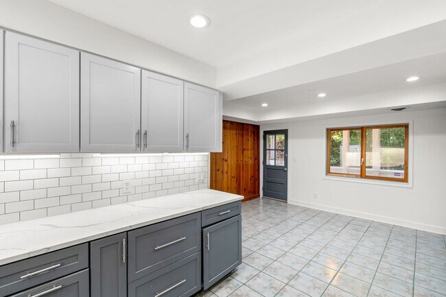 Building Photo - 3 Bed 2 Bath - Takoma Park Split Level - 1...