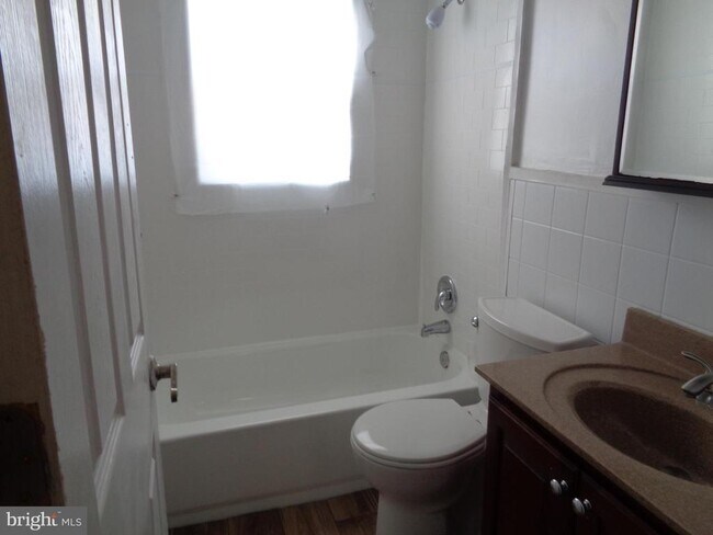 Building Photo - 2245 Graythorn Rd