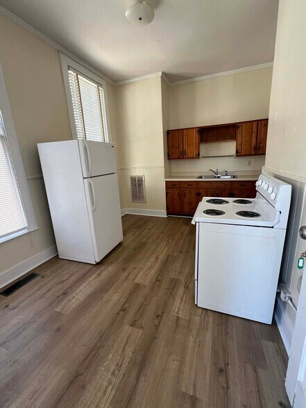 Building Photo - 233 College St