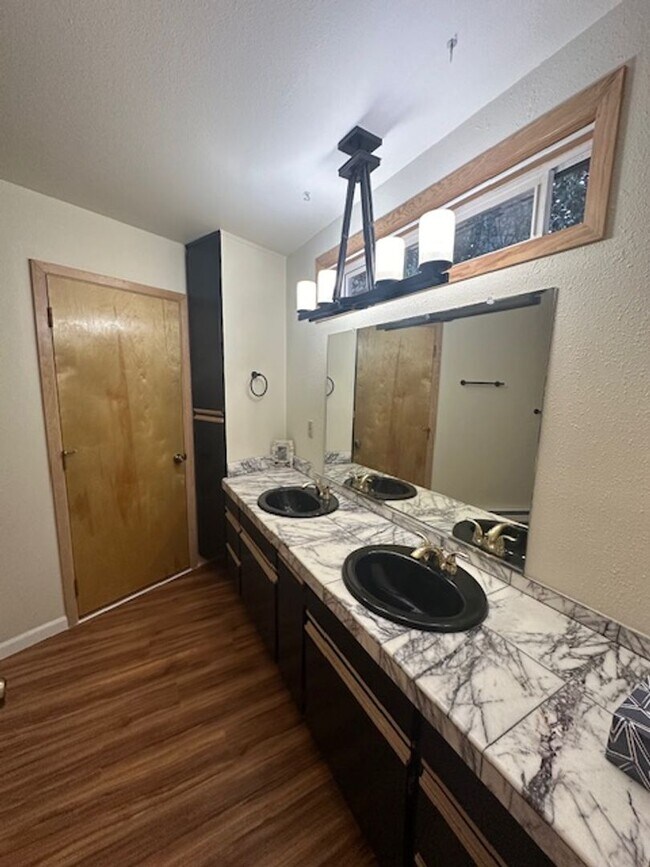 Building Photo - 1476 Glenwood Dr